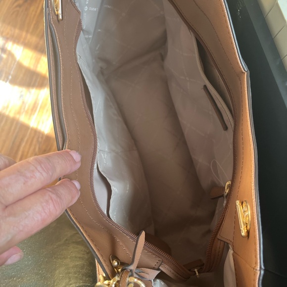 Beautiful Michael Kors purse - Picture 12 of 14